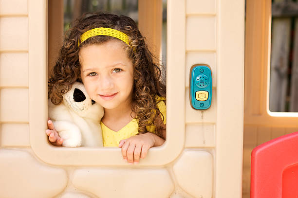 menina em um parque infantil house - stuffed animal imagens e fotografias de stock