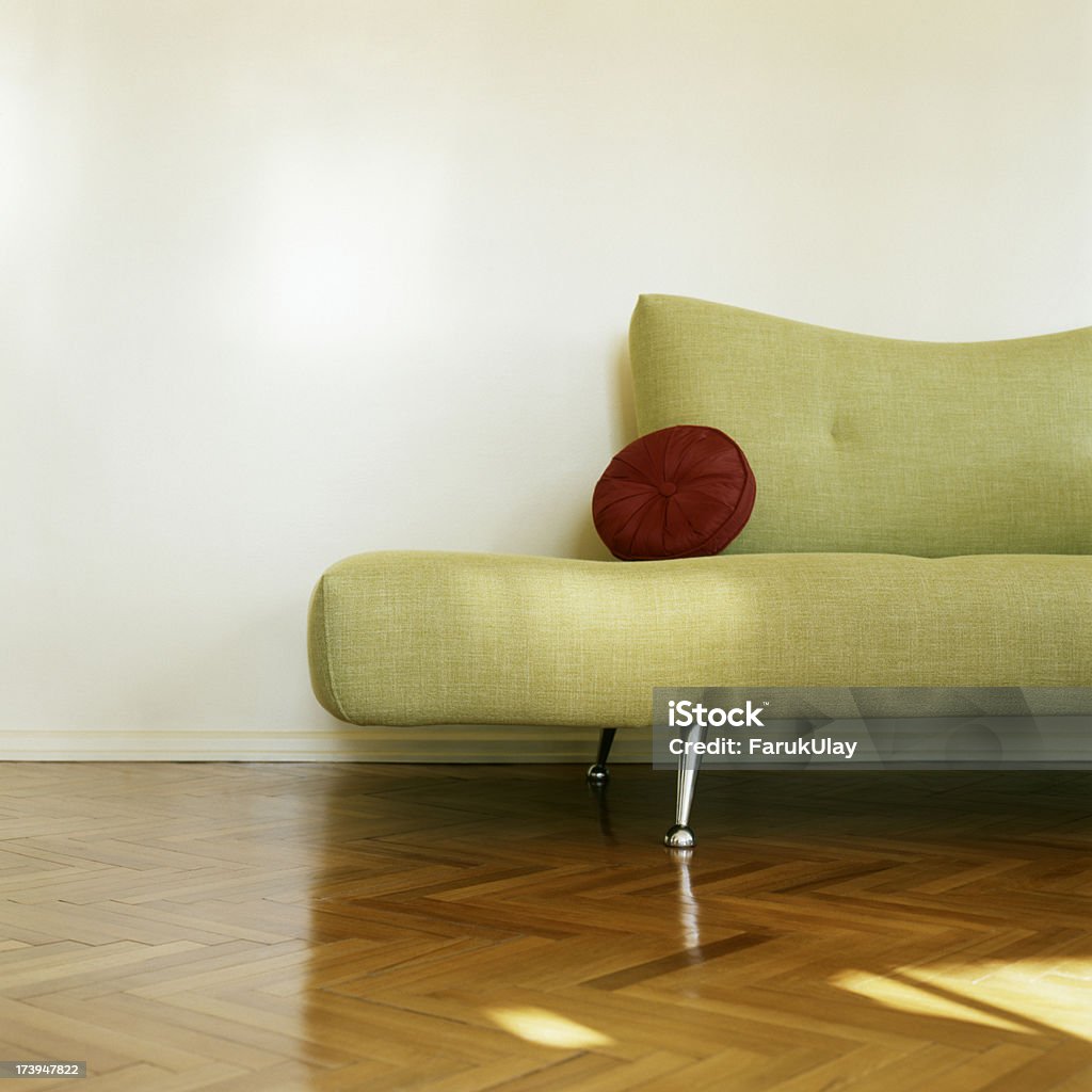 Verde divano rosso cuscino - Foto stock royalty-free di Colore verde