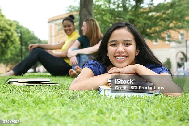 Giovani Studenti Universitari Rilassarsi È University Area Comune - Fotografie stock e altre immagini di 18-19 anni