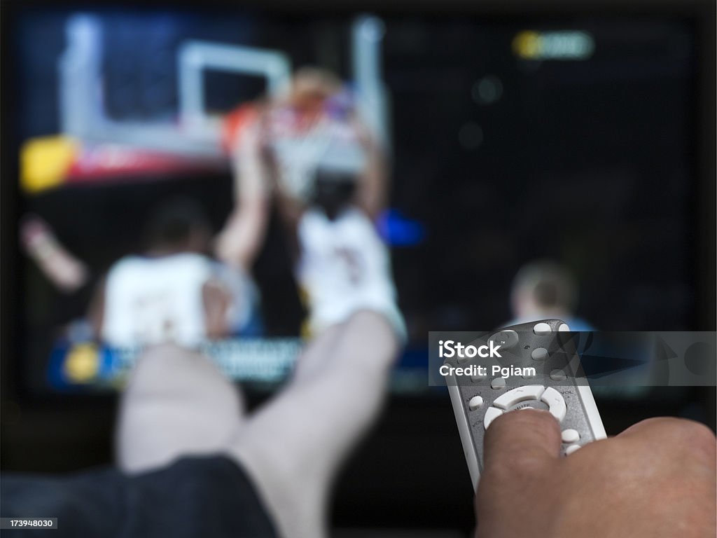 手を備えたリモコン付き tv - スポーツ バスケットボールのロイヤリティフリーストックフォト