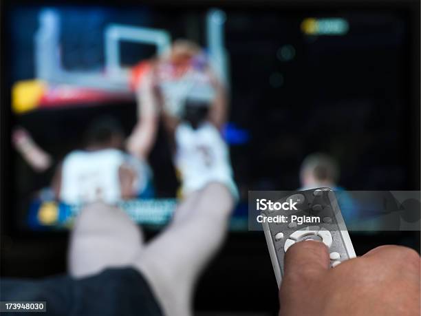 手を備えたリモコン付き Tv - スポーツ バスケットボールのストックフォトや画像を多数ご用意 - スポーツ バスケットボール, テレビ, 注視する