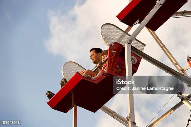 Dirigindo A Rodagigante - Fotografias de stock e mais imagens de Família - Família, Raparigas, Roda-Gigante