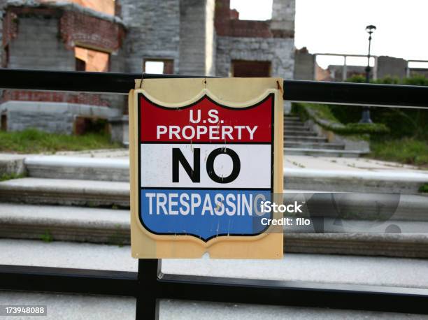 Uniti No Trespassing Proprietà - Fotografie stock e altre immagini di Archeologia - Archeologia, Architettura, Astratto