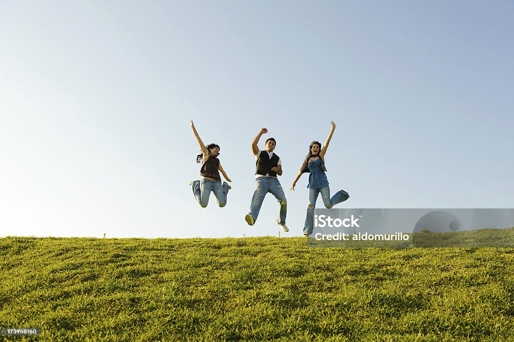 Jóvenes amigos salto - Foto de stock de Actividades recreativas libre de derechos