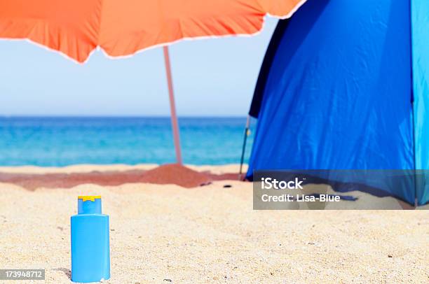 Crema De Sol En La Playa Foto de stock y más banco de imágenes de Crema de sol - Crema de sol, Parasol - Objeto fabricado, Agua