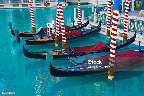 Foto de Gôndolas e mais fotos de stock de Atividade Recreativa - Atividade Recreativa, Barco a remo, Canal