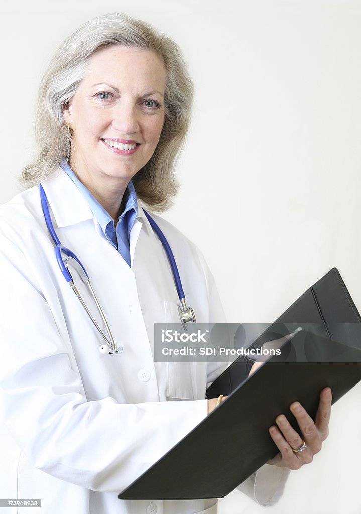 Heureuse femme médecin prendre des Notes - Photo de Accident et désastre libre de droits