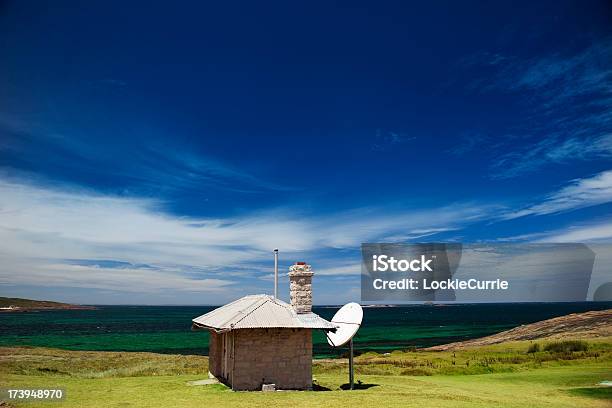 Photo libre de droit de Communication Par Satellite banque d'images et plus d'images libres de droit de Antenne parabolique - Antenne parabolique, Bleu, Cabane - Structure bâtie