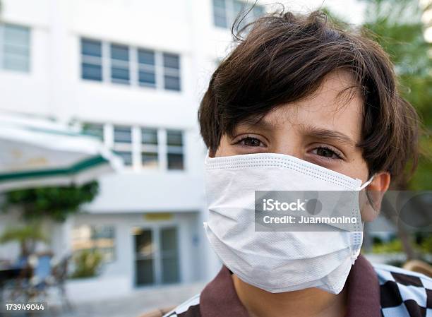 Schweinegrippe Paranoia Stockfoto und mehr Bilder von 10-11 Jahre - 10-11 Jahre, Abgeschiedenheit, Angst