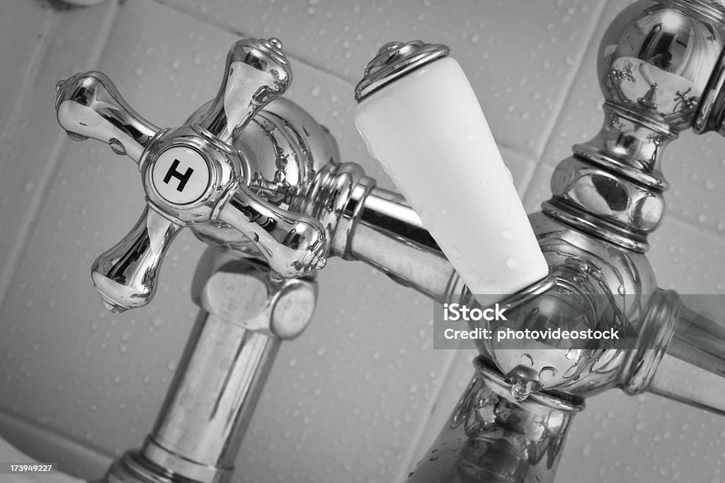 Vasca da bagno di acqua di rubinetto H - Foto stock royalty-free di Ambientazione interna