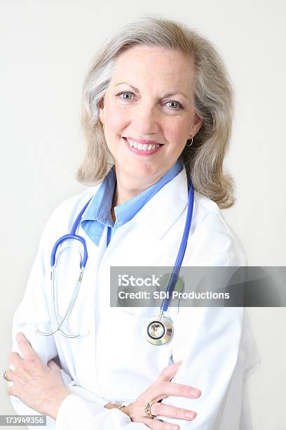 Foto de Experiente Médico Feminino Sorridente Com Os Braços Cruzados e mais fotos de stock de Acidentes e desastres