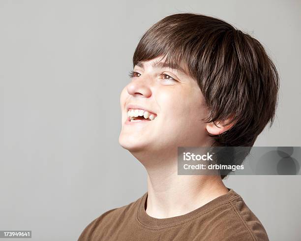 Lachen Jungen Stockfoto und mehr Bilder von Seitenansicht - Seitenansicht, Lachen, Kind