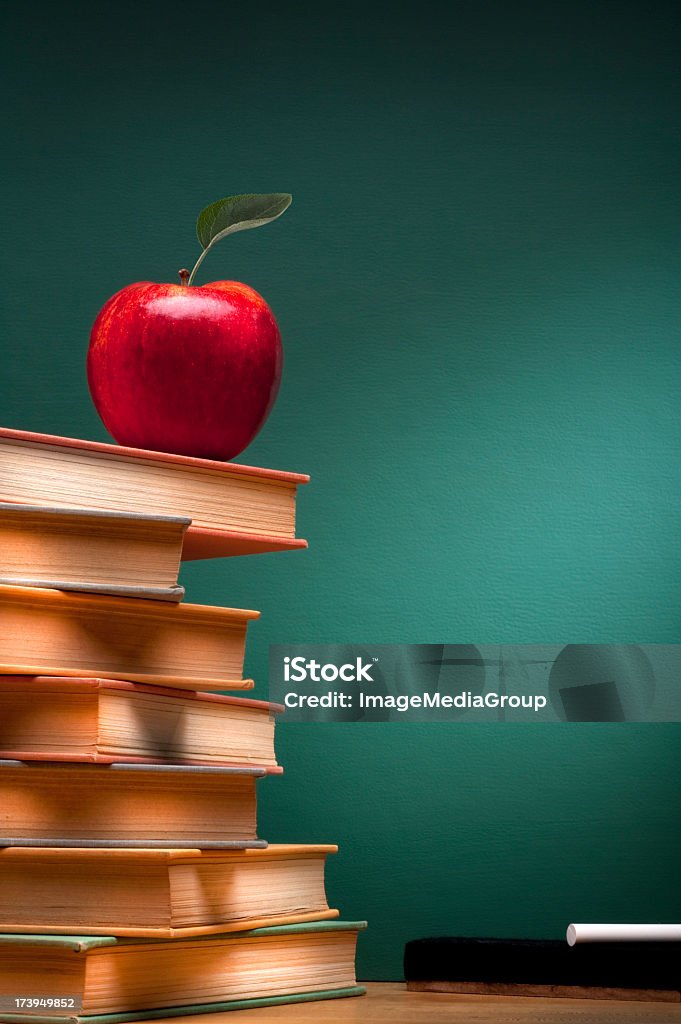 Apple et les livres en salle de classe - Photo de Tableau libre de droits