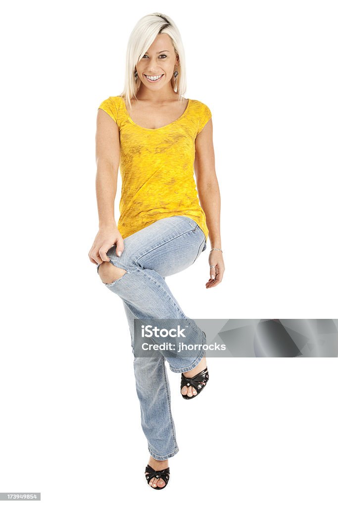 Audace bionda in un paio di Jeans strappati - Foto stock royalty-free di Abbigliamento casual