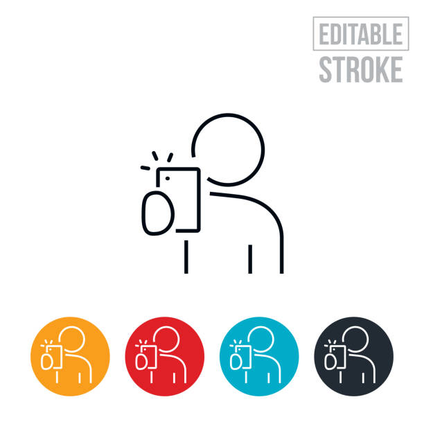 osoba používající mobilní telefon k pořízení obrázku tenká čára ikona - upravitelný tah - selfie stock ilustrace