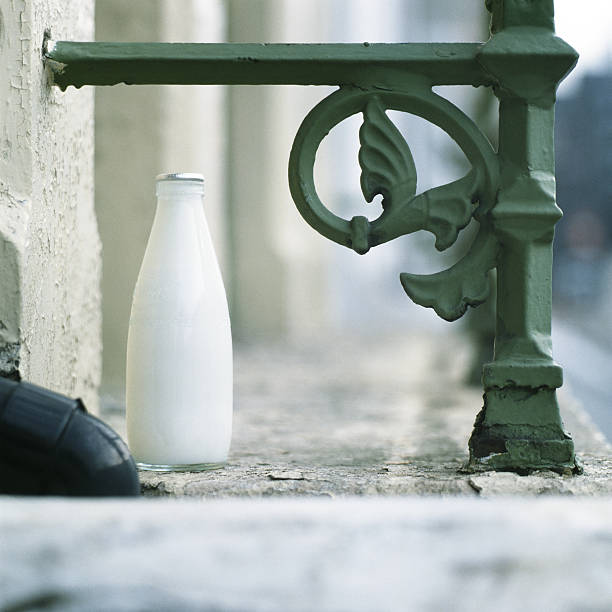 牛乳瓶のドア - milk bottle bottle milk doorstep ストックフォトと画像