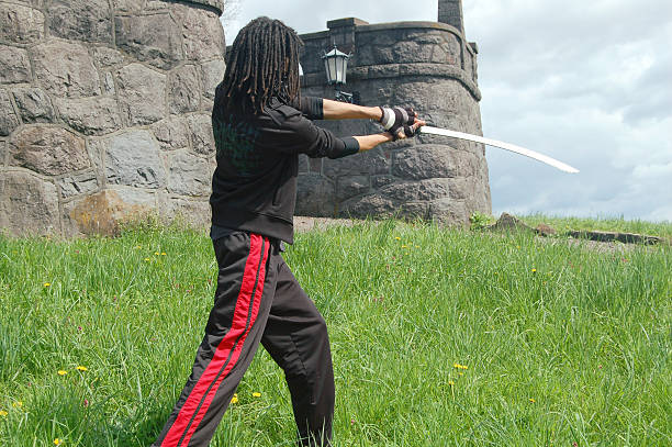 atacando espada - 20s standing one man only sword fotografías e imágenes de stock