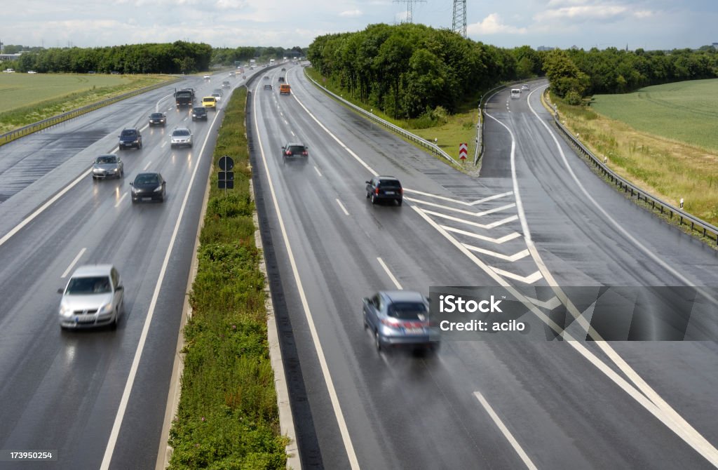 Wet autoroute avec voitures à droite après la pluie - Photo de Allemagne libre de droits