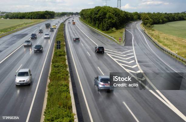 Photo libre de droit de Wet Autoroute Avec Voitures À Droite Après La Pluie banque d'images et plus d'images libres de droit de Allemagne