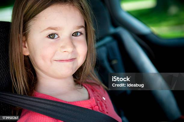 행복함 소녀만 착용했는지 확인하십시오 바라요 안전벨트 아이에 대한 스톡 사진 및 기타 이미지 - 아이, 지력, 허리띠