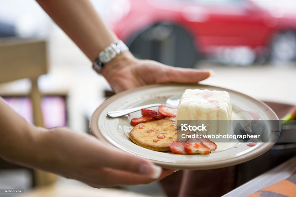 Servant des dessert - Photo de Adulte libre de droits