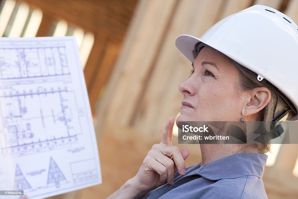 Профессиональные женщина на строительной площадке, (XXL - Стоковые фото Архитектор роялти-фри