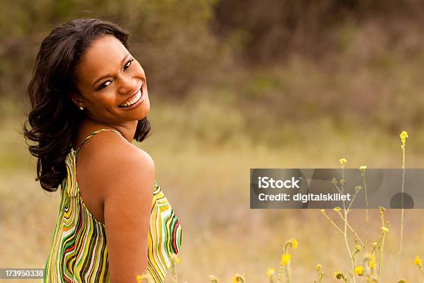 Kobieta Uśmiech - zdjęcia stockowe i więcej obrazów Afrykanin - Afrykanin, Black Culture, Brązowe włosy
