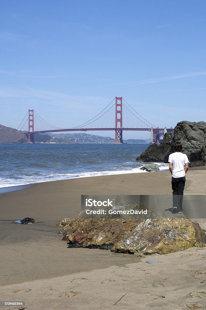 Teenage Latino Boy Looking at puente Golden Gate - Foto de stock de 14-15 años libre de derechos