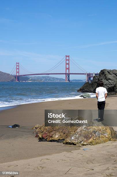 Teenage Latino Boy Looking At Puente Golden Gate Foto de stock y más banco de imágenes de 14-15 años - 14-15 años, Adolescente, Agua