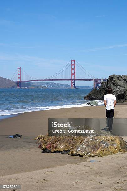 Photo libre de droit de Jeunes Latinoaméricain Garçon Regarde Le Golden Gate Bridge banque d'images et plus d'images libres de droit de 14-15 ans