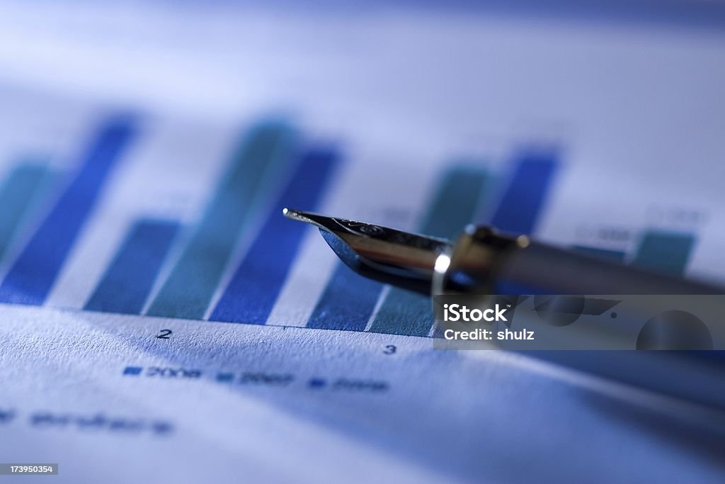 Penna stilografica sul grafico finanziario - Foto stock royalty-free di Blu