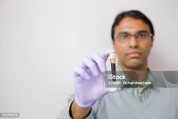 Próbki Krwi - zdjęcia stockowe i więcej obrazów Badanie krwi - Test medyczny - Badanie krwi - Test medyczny, Badanie lekarskie, Białe tło