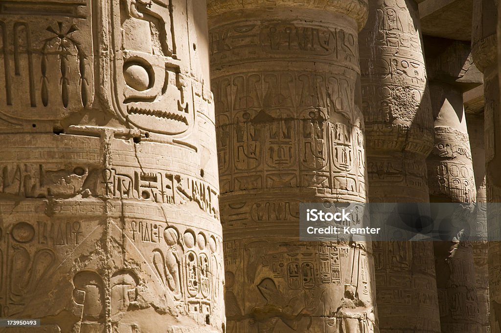 Grande incisa colonne nel Tempio di Karnak. - Foto stock royalty-free di Antica civiltà