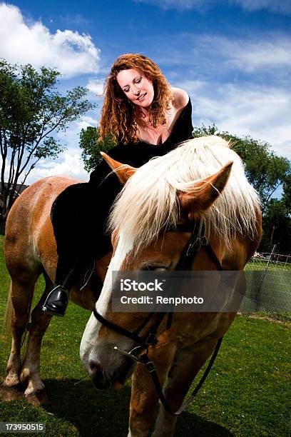 Mujer En Su Caballo Foto de stock y más banco de imágenes de Adulto - Adulto, Adulto maduro, Aire libre