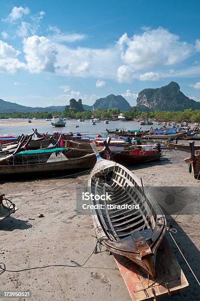 Barcos Turísticos Em Krabi Tailândia — стоковые фотографии и другие картинки Азия - Азия, Без людей, Береговая линия