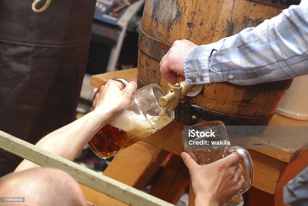 Più birra-Bierzapfen beim Bieranstich - Foto stock royalty-free di Barile