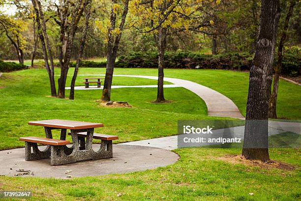 Picknicktisch In Einem Park Stockfoto und mehr Bilder von Parkanlage - Parkanlage, Tisch, Weg