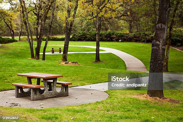 Stół Piknikowy Na Park - zdjęcia stockowe i więcej obrazów Park publiczny - Park publiczny, Stół, Ścieżka
