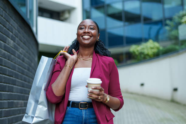istock Retail therapy on the go 1739533700