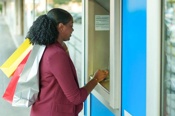 간편한 뱅킹 - atm human hand bank real people 뉴스 사진 이미지