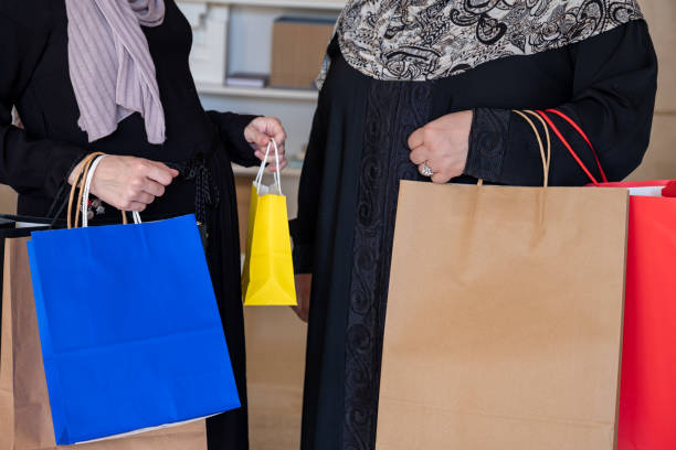 mulher árabe segurando sacos de compras dentro de casa com sua mãe - women holding shopping bag living room - fotografias e filmes do acervo