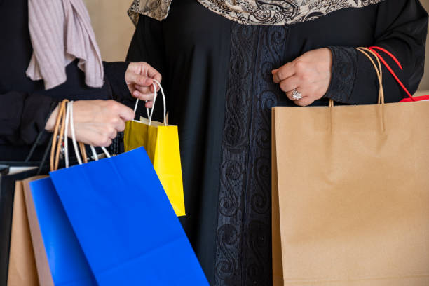 mulher árabe segurando sacos de compras dentro de casa com sua mãe - women holding shopping bag living room - fotografias e filmes do acervo
