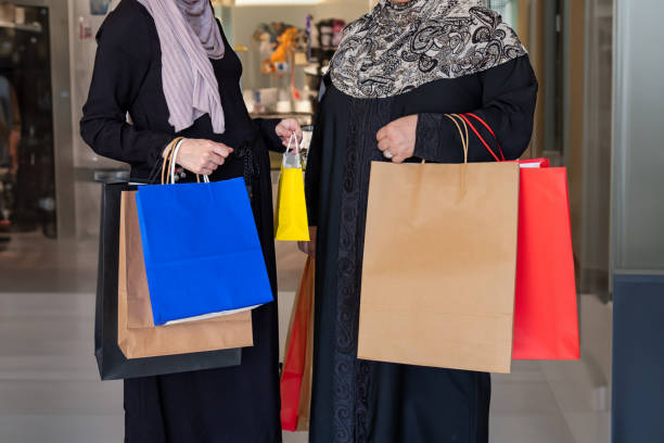 mulher árabe segurando sacos de compras dentro de casa com sua mãe - women holding shopping bag living room - fotografias e filmes do acervo