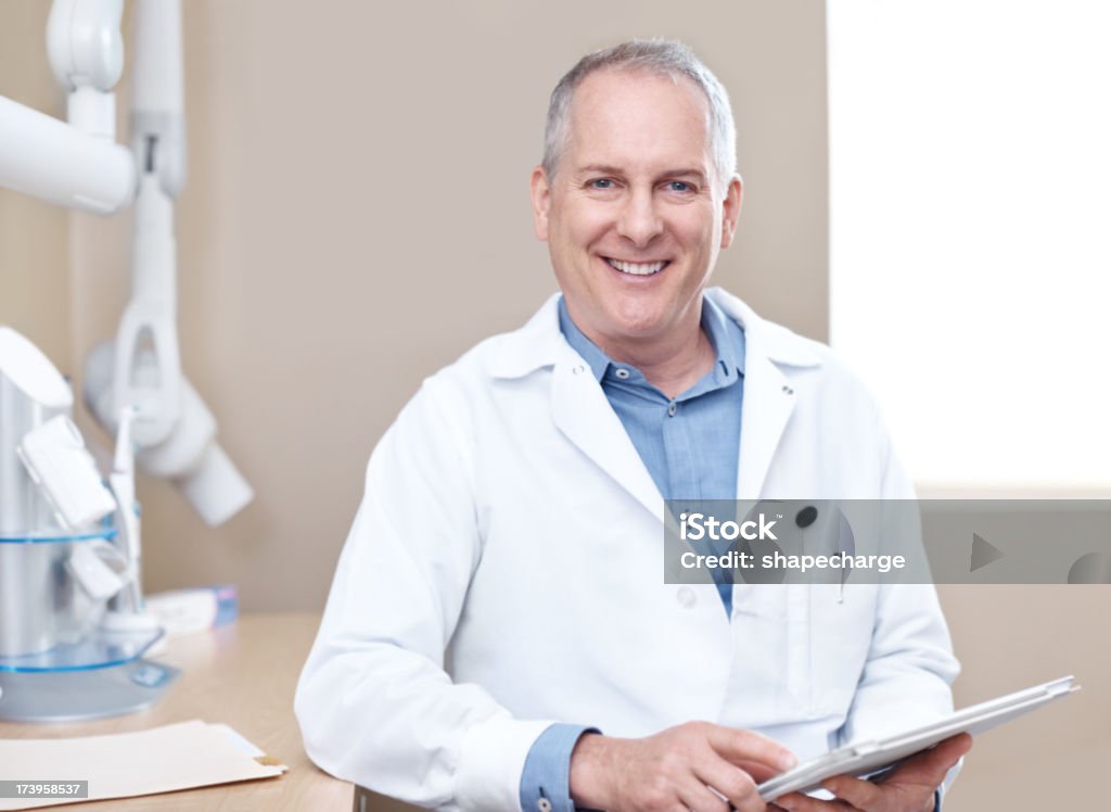 Entrar em contato com outros dentistas on-line - Foto de stock de Consultório Dentário royalty-free