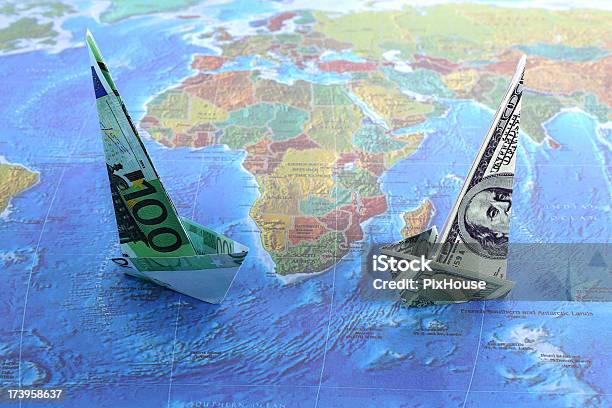 Foto de Euro E O Dólar Papel Barcos e mais fotos de stock de Moeda Corrente - Moeda Corrente, Globo terrestre, Mapa-múndi