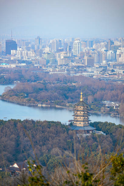 hangzhou city, zhejiang province - zdjęcia lotnicze jeziora zachodniego, pagody leifeng i panoramy miasta - moscow river zdjęcia i obrazy z banku zdjęć