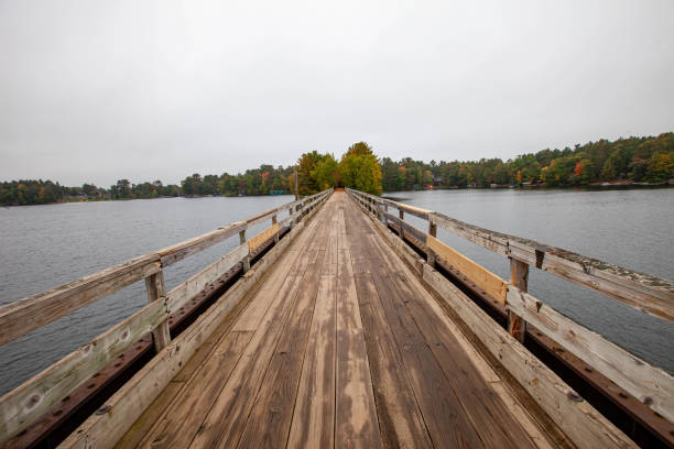 pont de départ du sentier bearskin à minocqua, wisconsin, au-dessus du lac minocqua en septembre - oneida photos et images de collection