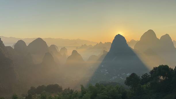 lever du soleil guilin chine montagnes karstiques - yangshuo photos et images de collection