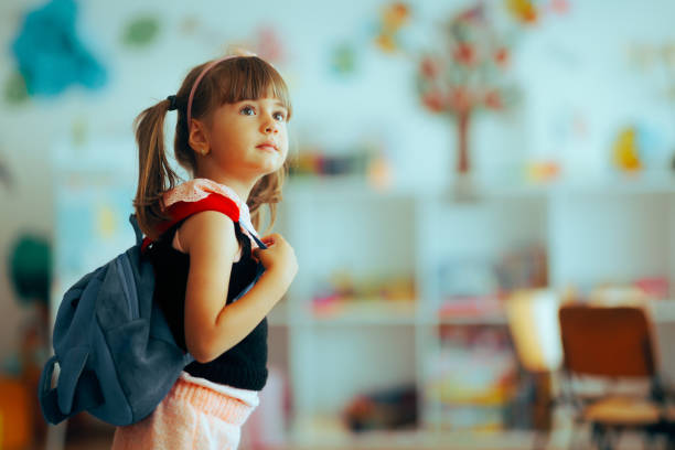 niña feliz con una mochila que vuelve al preescolar - niño pre escolar fotografías e imágenes de stock