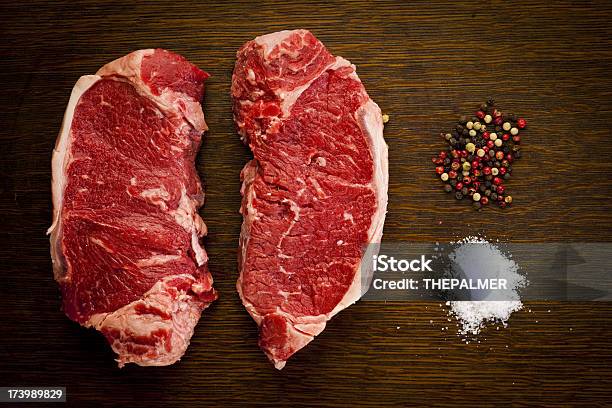 Bistec Nueva York Strip Foto de stock y más banco de imágenes de Tiras de carne - Tiras de carne, Bistec Porterhouse, Carnicero